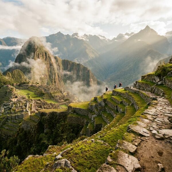 Senderistas llegando al Paso de la Mujer Muerta Warmiwanusqa punto mas alto del Camino Inca
